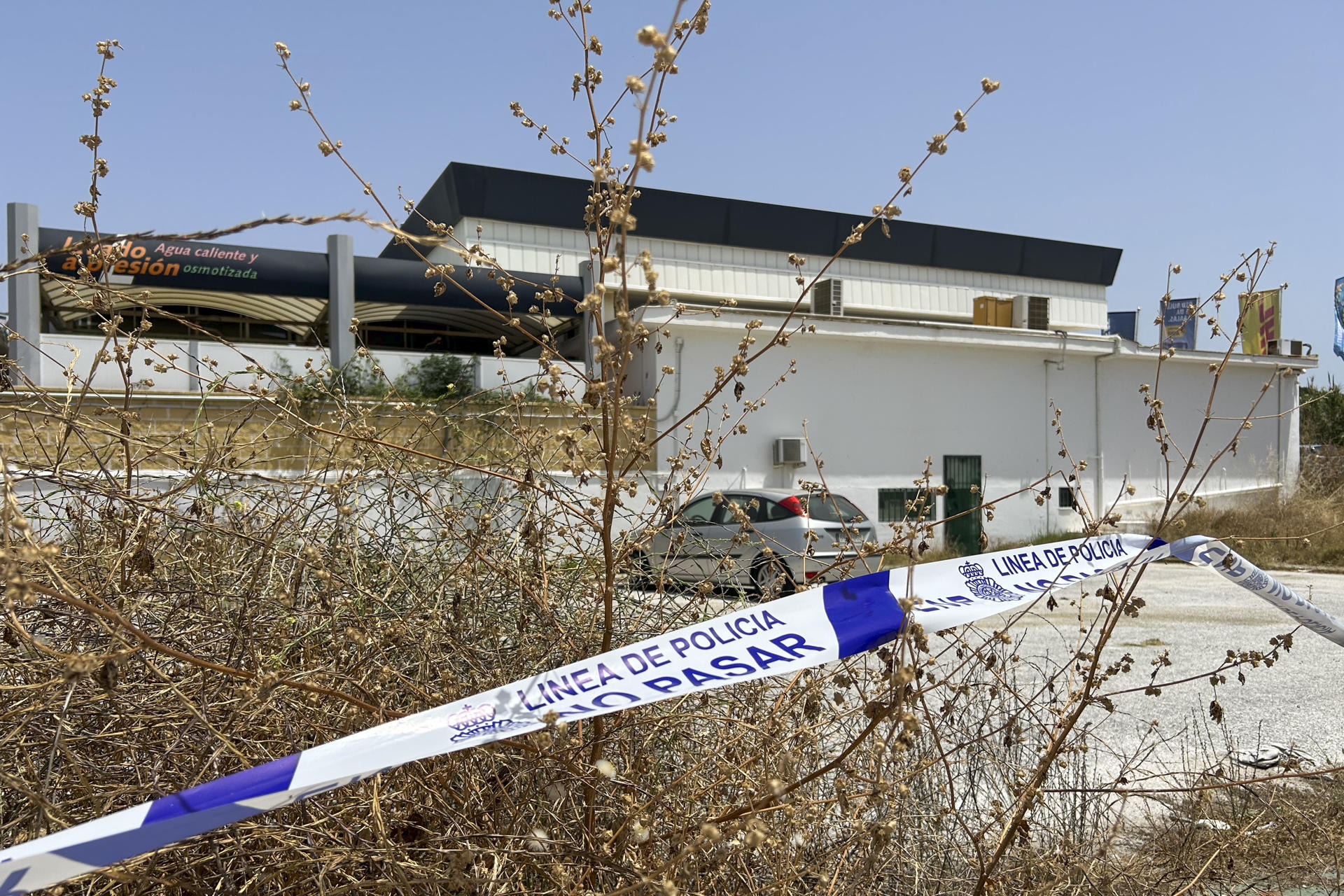 Vista del descampado en Marbella (Málaga) donde el sábado fue asesinada a una mujer presuntamente a manos de su pareja, que fue detenido por agentes de la Policía Nacional. EFE/ Esther Gómez