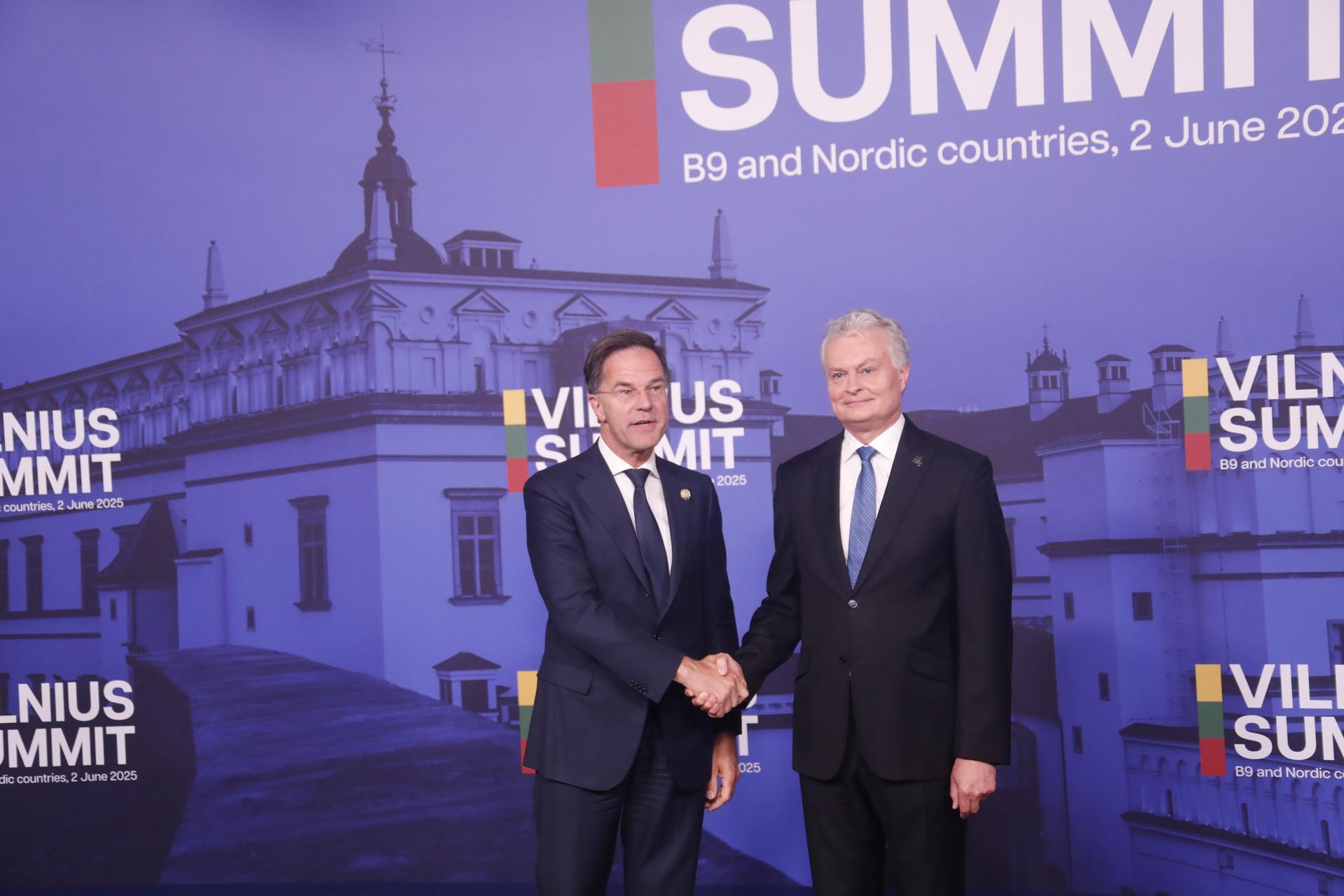 El presidente de Lituania, Gitanas Nauseda (D), recibe al secretario general de la OTAN, Mark Rutte (I), en Vilna, el 2 de junio de 2025. EFE/EPA/TOMS KALNINS
