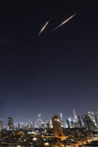 Misiles balísticos iraníes vistos sobre el cielo, en Tel Aviv, Israel, el 18 de junio de 2025. EFE/EPA/ABIR SULTAN