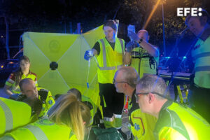 Fotografía cedida por Emergencias Madrid que muestra a integrantes del SUMMA 112 tratando de reanimar al herido. EFE/ Emergencias Madrid