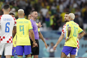 El árbitro inglés Michael Oliver (c) en una imagen de archivo en un partido de los cuartos de final del Mundial de Fútbol Qatar 2022 entre Croacia y Brasil en el estadio Ciudad de la Educación en Rayán (Catar). EFE/ Esteban Biba