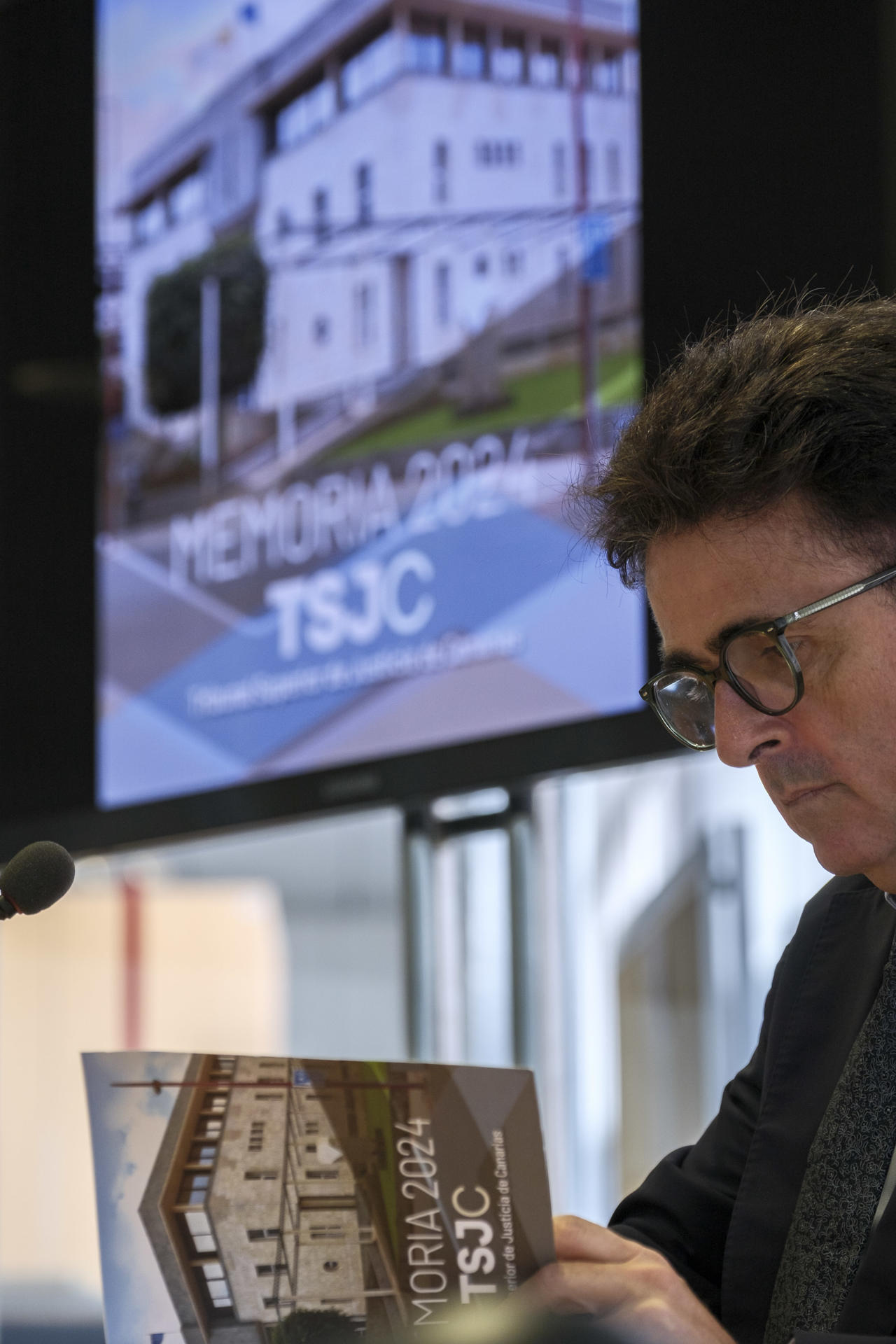 El presidente del Tribunal Superior de Justicia de Canarias, Juan Luis Lorenzo, presentó este viernes en rueda de prensa la memoria de actividad de los juzgados y tribunales de las islas en 2024. EFE/Ángel Medina G.