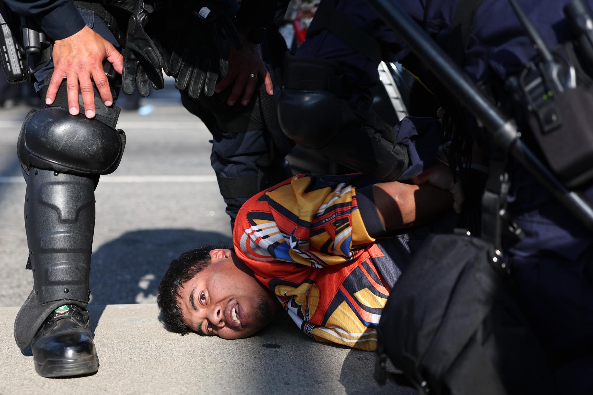Un manifestante es arrestado durante las protestas provocadas por redadas migratorias en Los Ángeles, California, EE.UU. EFE/EPA/ALLISON DINNER