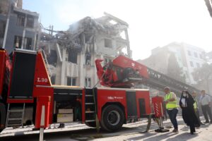 Los bomberos trabajan en un edificio alcanzado por ataques aéreos israelíes en el centro de Teherán, Irán, el 13 de junio de 2025. EFE/EPA/ABEDIN TAHERKENAREH