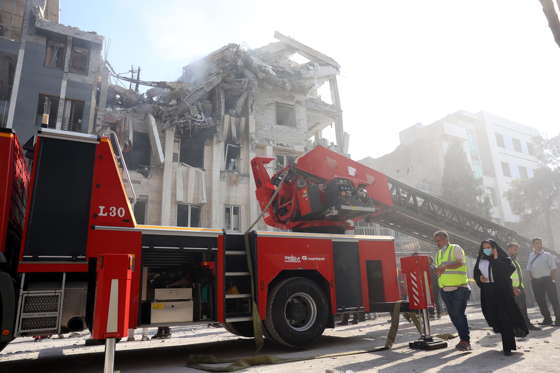 Los bomberos trabajan en un edificio alcanzado por ataques aéreos israelíes en el centro de Teherán, Irán, el 13 de junio de 2025. EFE/EPA/ABEDIN TAHERKENAREH