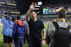 El entrenador del Real Madrid, Xabi Alonso, saluda a los aficionados tras un partido de la fase de grupos del Mundial de Clubes entre Salzburgo y Real Madrid, en el estadio Lincoln Financial Field en Filadelfia (Estados Unidos). EFE/ Andre Coelho