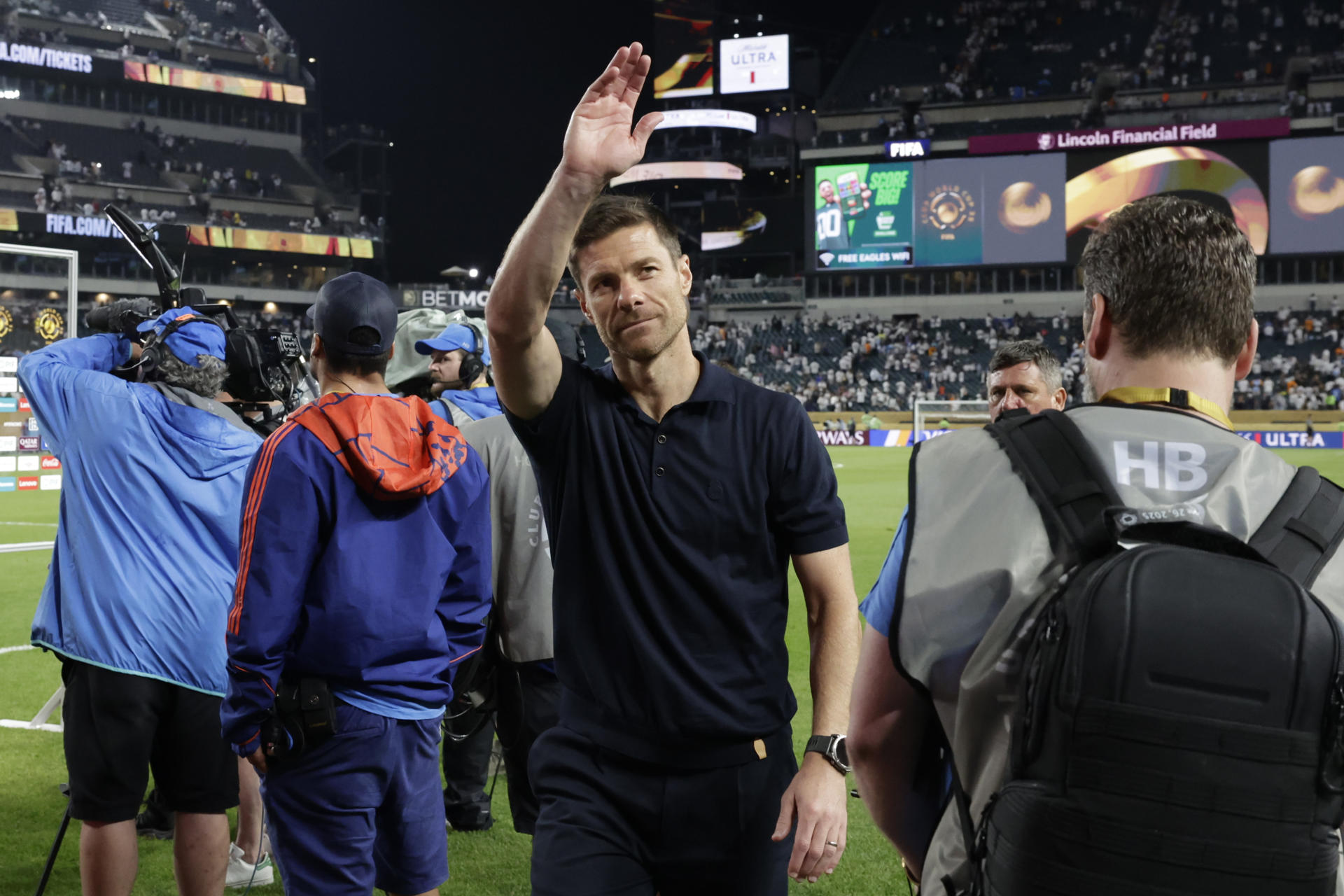 El entrenador del Real Madrid, Xabi Alonso, saluda a los aficionados tras un partido de la fase de grupos del Mundial de Clubes entre Salzburgo y Real Madrid, en el estadio Lincoln Financial Field en Filadelfia (Estados Unidos). EFE/ Andre Coelho