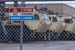 Fotografía de archivo de vehículos militares estacionados en un arsenal y estación de reclutamiento de la Guardia Nacional del Ejército de Texas en Brownsville, Texas, EE. UU. EFE/EPA/Michael Gonzalez
