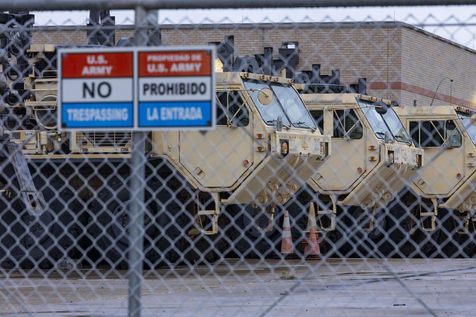 Fotografía de archivo de vehículos militares estacionados en un arsenal y estación de reclutamiento de la Guardia Nacional del Ejército de Texas en Brownsville, Texas, EE. UU. EFE/EPA/Michael Gonzalez