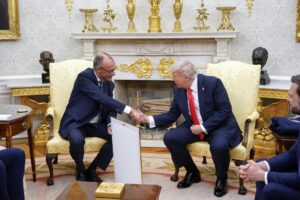 El presidente de EE.UU., Donald Trump (d), y el canciller alemán, Friedrich Merz, se reúnen en el Despacho Oval de la Casa Blanca en Washington, DC, EE. UU. EFE/CHRIS KLEPONIS