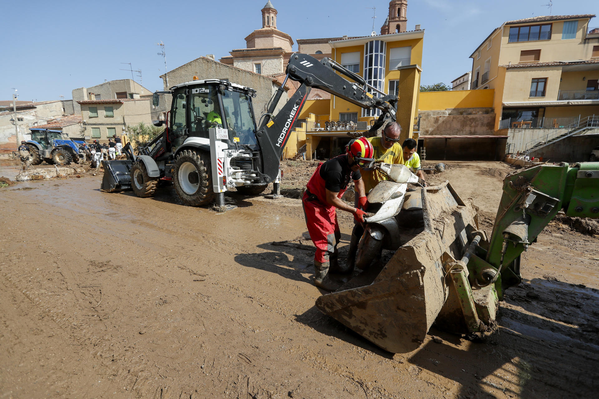 Trabajos de limpieza en la localidad zaragozana de Azuara, una de las más golpeadas por las inundaciones que han provocado las lluvias. Una treintena de vehículos y 95 agentes de la Unidad Militar de Emergencias (UME) se han trasladado a los más de diez municipios afectados por los destrozos que causaron las tormentas del pasado viernes en Aragón, con el objetivo de evaluar la situación en la que se encuentran y comenzar las tareas de limpieza. EFE/ Javier Belver
