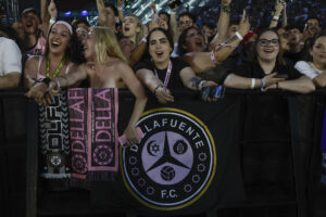 El público canta durante el concierto del cantante granadino Dellafuente en el estadio Metropolitano, en Madrid. EFE/Sergio Pérez