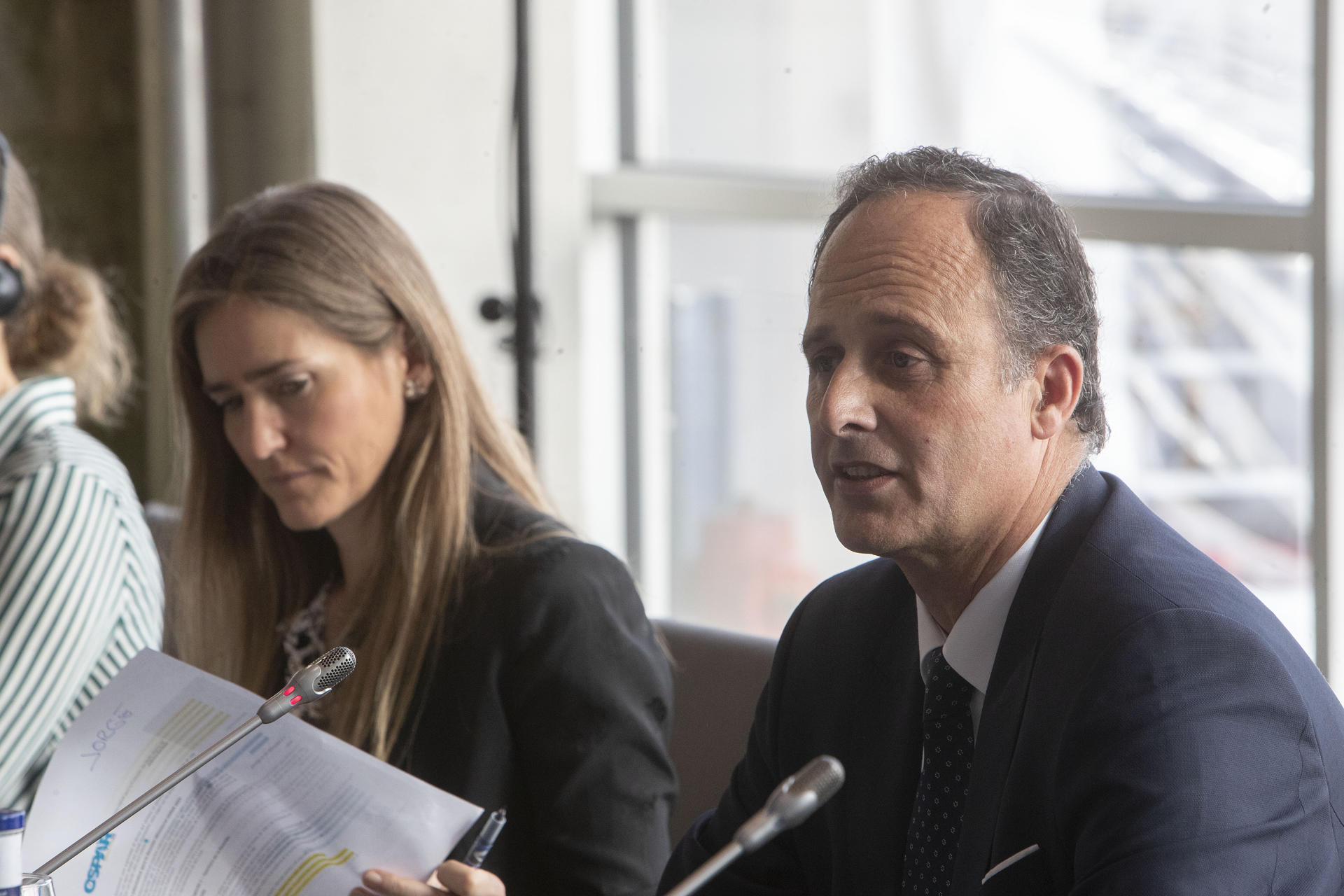 La ministra para la Transición Ecológica y el Reto Demográfico, Sara Aagesen (i) y el presidente de la Autoridad Portuaria de Vigo, Carlos Botana (d) asisten a la reunión ministerial del Convenio OSPAR, sobre la protección del medioambiente marino en el Atlántico Nordeste, celebrada este jueves en Vigo. EFE / Salvador Sas