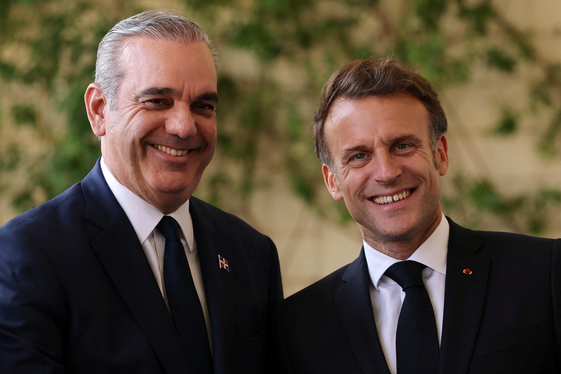 El presidente francés Emmanuel Macron (D) se reúne con su homólogo de la República Dominicana, Luis Abinader, en Niza, Francia, 10 de junio de 2025. EFE/CHRISTIAN HARTMANN