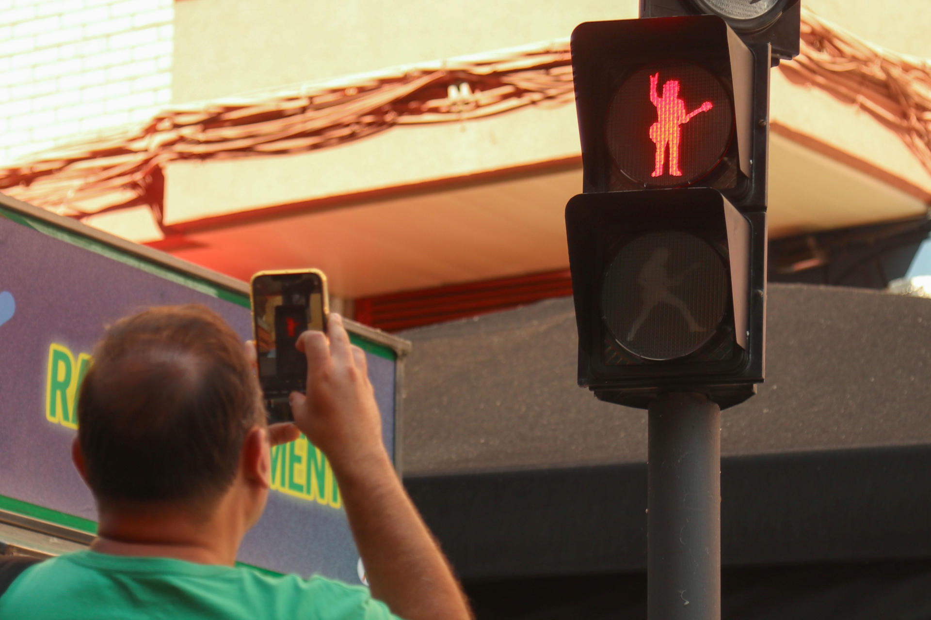 La ciudad de Zamora se vuelve desde este jueves hasta el domingo heavy con motivo de la celebración del festival Live y por ello se han entrenado unos nuevos semáforos en los que los muñecos de rojo y verde para los peatones están inspirados en la simbología metal. EFE/Mariam A. Montesinos