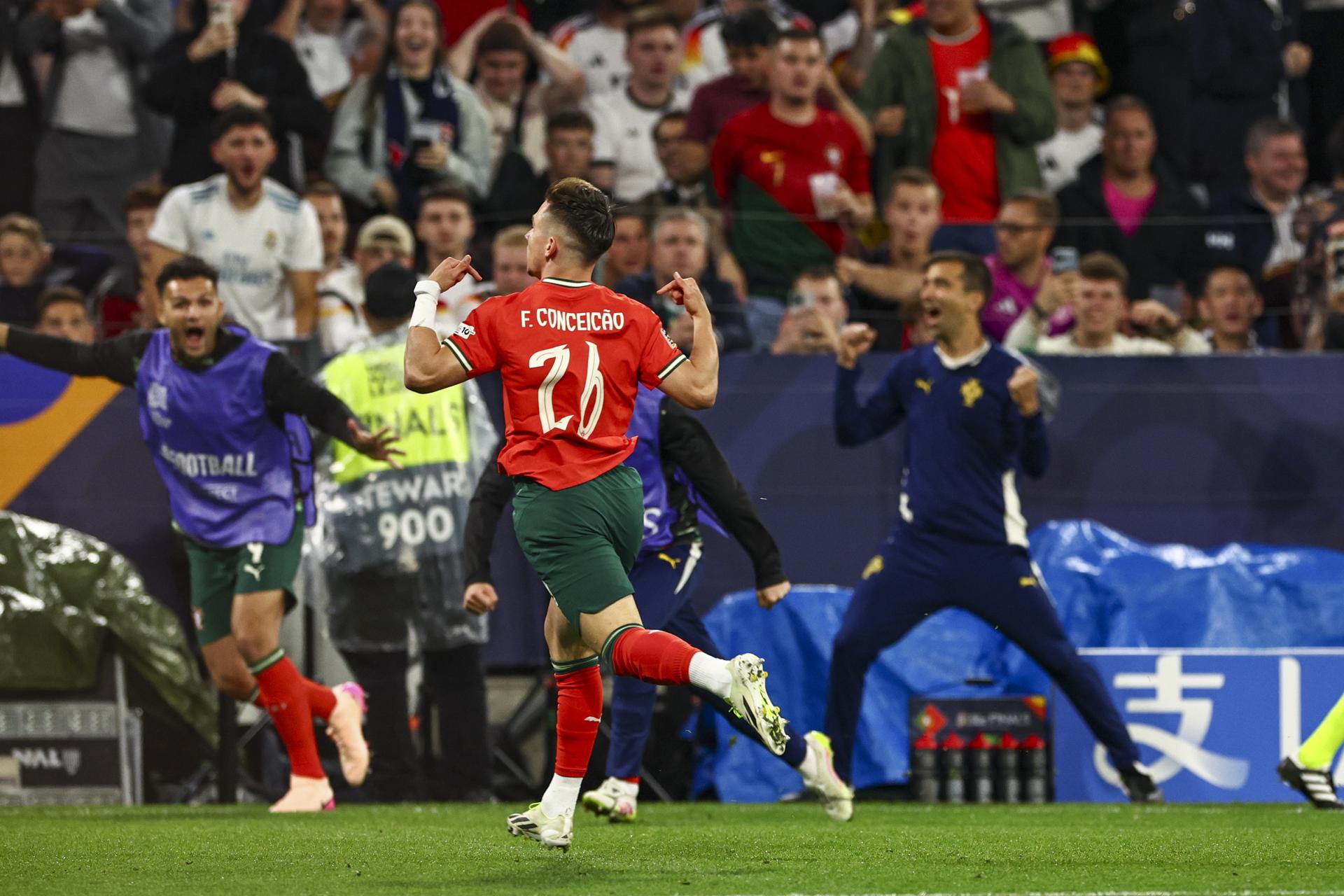 Francisco 'Chico' Conceicao de Portugal celebra el gol del 1-1 durante el partido de fútbol de semifinales de la Liga de Naciones de la UEFA frente a Alemania,l, en Múnich. EFE/EPA/ANNA SZILAGYI