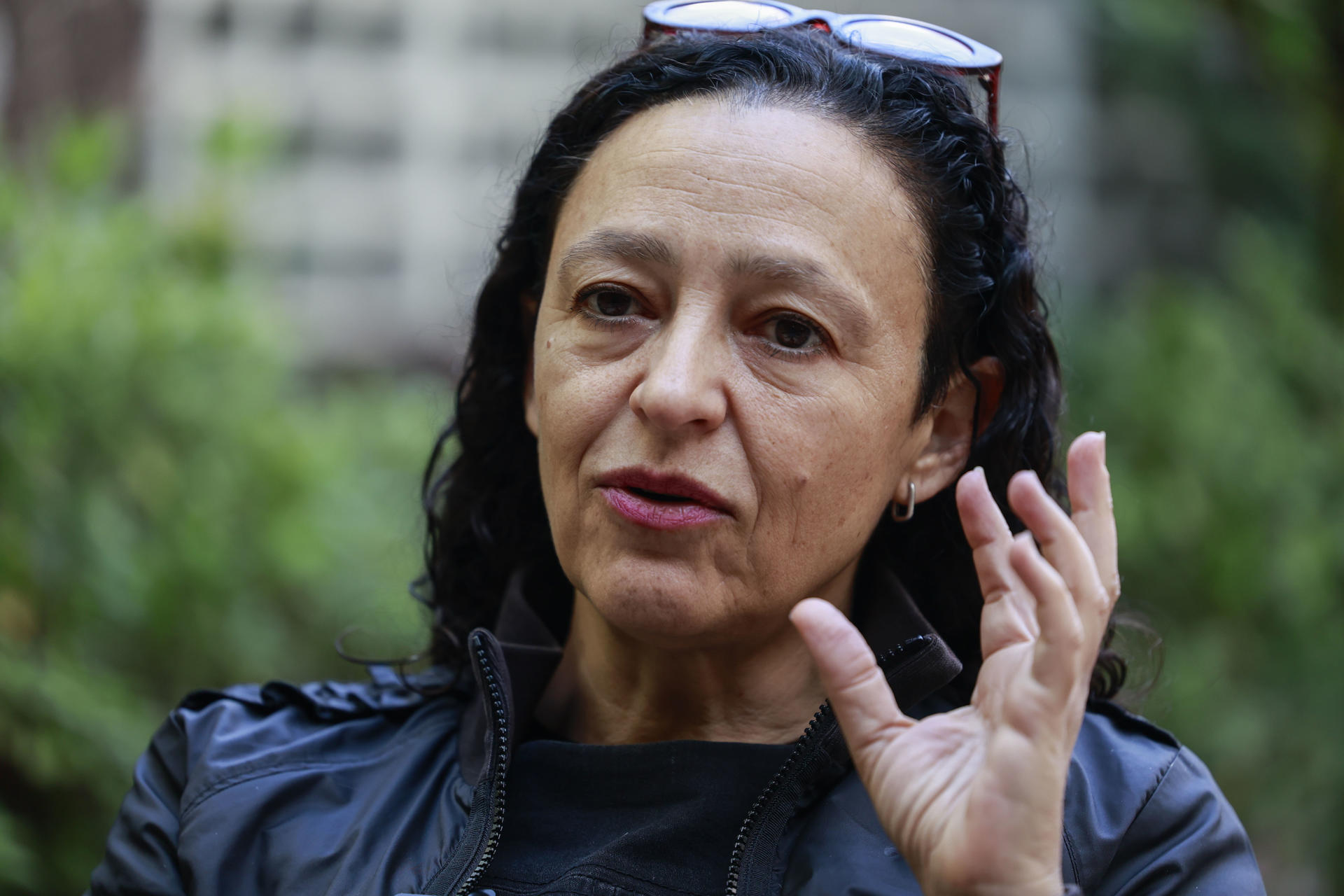 La escritora chilena de origen palestino Lina Meruane habla durante una entrevista con EFE este miércoles, en São Paulo (Brasil). EFE/ Sebastiao Moreira
