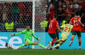 Mikel Oyarzabal marca durante la final de la UEFA Nations League que han jugado Portugal y España en Múnich, Alemania. EFE/EPA/MIGUEL A. LOPES
