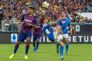 El nuevo jugador del West Ham United Jean Clair Todibo (i) cuando vestía la camiseta del Barcelona. EFE/Giorgio Viera