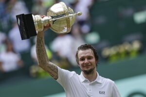 El tenista kazajo Alexander Bublik celebra su victoria ante el ruso Daniil Medvedev en la final de Halle Westfalen, Alemania.EFE/EPA/CHRISTOPHER NEUNDORF