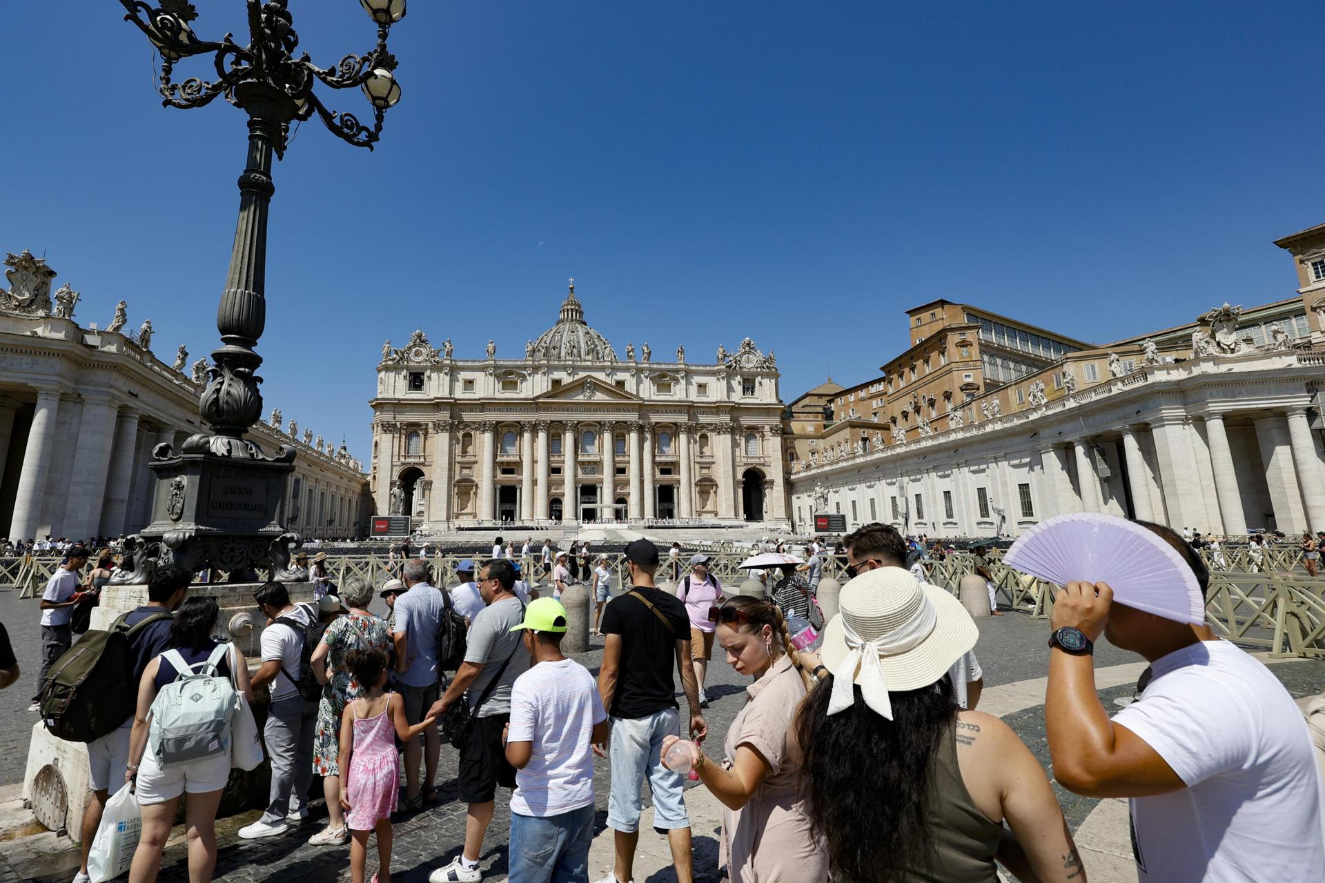 Imagen de archivo de calor en el Vaticano. EFE/EPA/FABIO FRUSTACI
