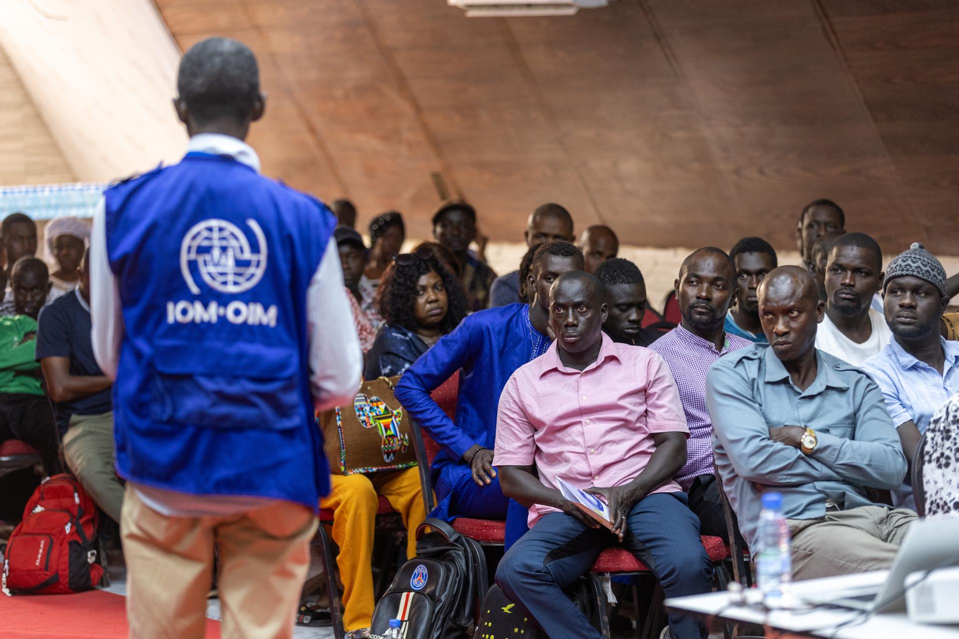 Senegaleses seleccionados para un programa de migración circular a España asisten a una sesión informativa del personal de la Organización Internacional para las Migraciones (OIM) en Dakar, Senegal, el 27 de mayo de 2025 (publicado el 2 de junio de 2025). EFE/EPA/JEROME FAVRE