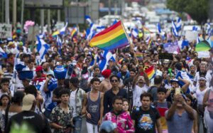 Foto de archivo de cientos de personas que participan en la marcha conmemorativa por el Día Internacional del Orgullo LGTBI en Managua (Nicaragua). EFE/Jorge Torres