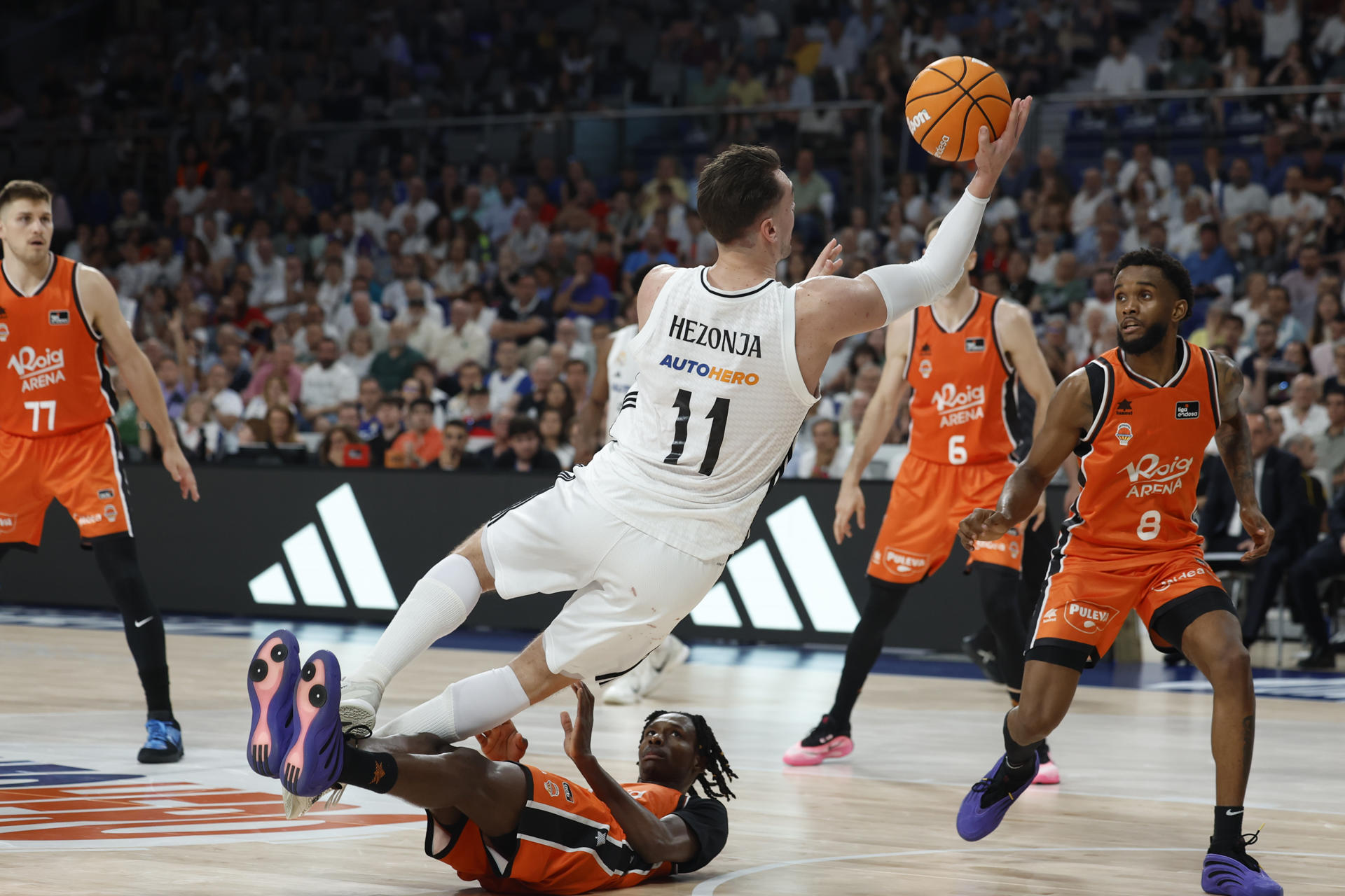 El alero croata del Real Madrid, Mario Hezonja (C) durante el segundo partido de la final de la Liga Endesa que Real Madrid y Valencia Basket disputaron en el Movistar Arena, en Madrid. EFE/ Mariscal