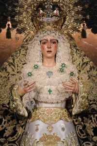 Fotografía difundida por la Hermandad de la Macarena de Sevilla realizada tras tras reponerse al culto la imagen al "corregir" un "efecto indeseado". La restauración llevada a cabo a la imagen de la Esperanza Macarena de Sevilla ha provocado las quejas de muchos hermanos, tanto en redes sociales como en su templo, debido a las pestañas que se le han añadido en su rostro y que cambian su mirada por completo. La hermandad, por su parte, ha difundido un comunicado esta tarde en el que informa de que la imagen "ha sido repuesta nuevamente al culto tras corregirse un efecto indeseado provocado por las pestañas sustituidas durante la intervención". EFE/Hermandad de la Macarena/Alvaro Heras -SOLO USO EDITORIAL/SOLO DISPONIBLE PARA ILUSTRAR LA NOTICIA QUE ACOMPAÑA (CRÉDITO OBLIGATORIO)-