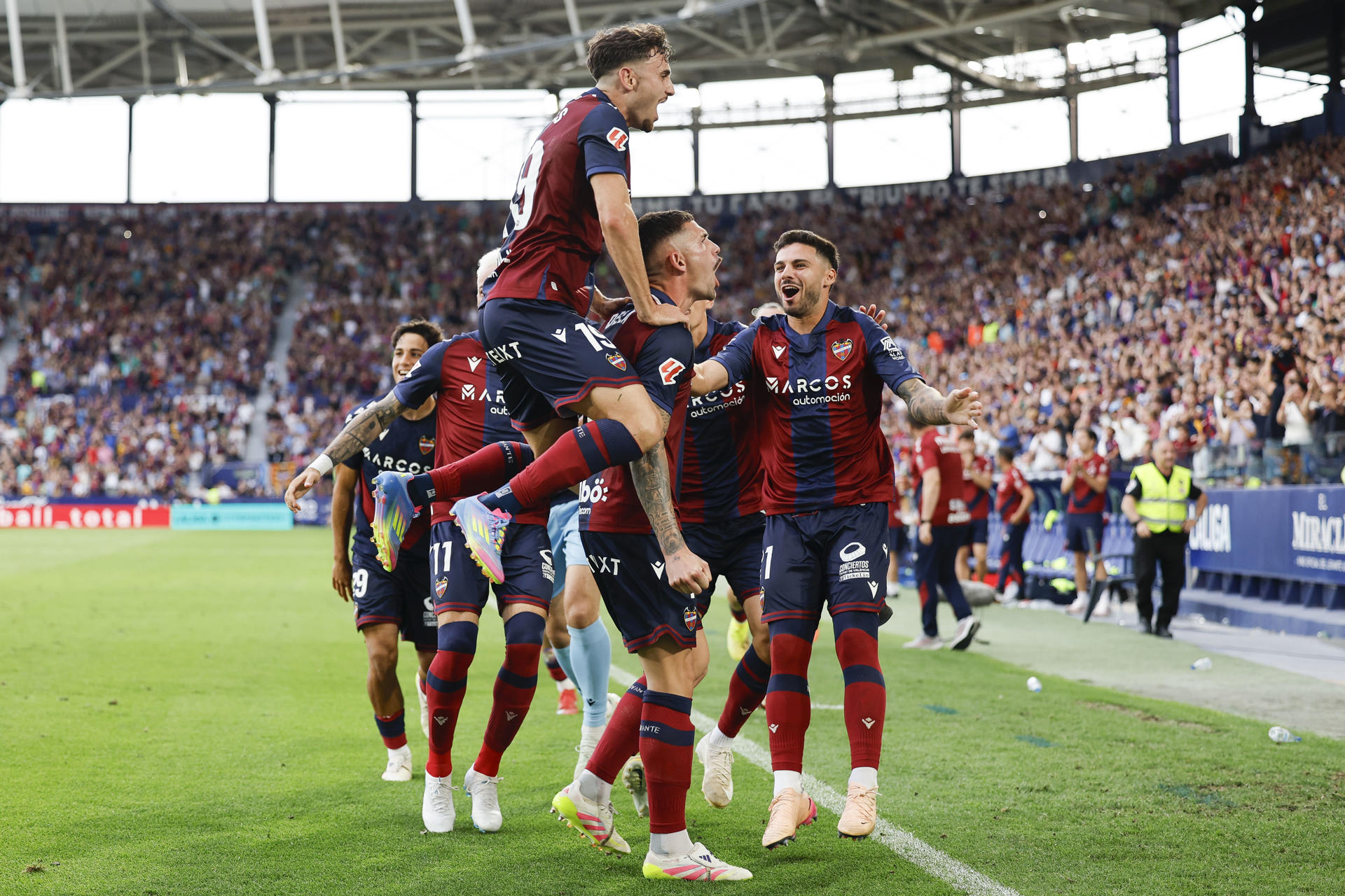 El defensa del Levante Adrián de la Fuente (c), celebra su gol contra el Eibar, durante el partido correspondiente a la última jornada de la Liga Hypermotion que disputaron Levante y Eibar este domingo en el estadio Ciutat de Valencia.- EFE/ Ana Escobar