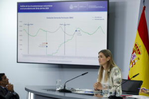 La vicepresidenta tercera y ministra para la Transición Ecológica y el Reto Demográfico, Sara Aagesen, en la rueda de prensa posterior al Consejo de ministros de la semana pasada en la que presentó el informe del comité de análisis sobre el apagón. EFE/ JJ Guillén