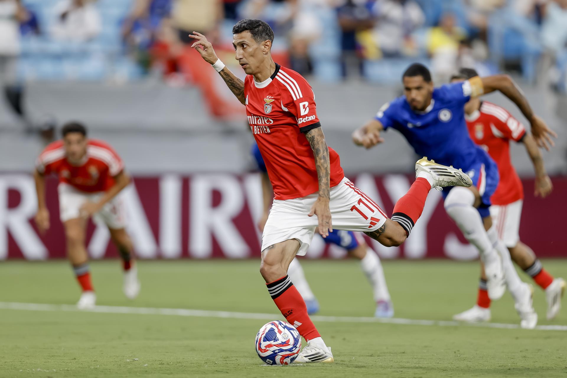 El argentino Ángel Di María convirtió de penalti el empate parcial del Benfica ante el Chelsea para forzar el partido a la prórroga en el Mundial de Clubes. EFE/EPA/BRIAN WESTERHOLT
