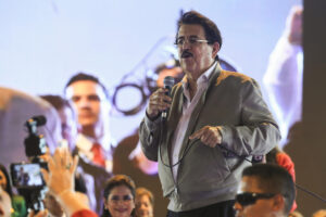 Foto de archivo del expresidente de Honduras, Manuel Zelaya. EFE/ Gustavo Amador