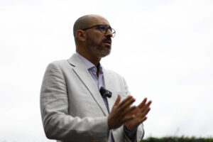 El Asesor Regional en Nutrición y Actividad Física para las Américas de la OPS/OMS, Fabio da Silva Gomes, habla durante una entrevista con EFE este lunes, en Ciudad de México (México). EFE/ Sáshenka Gutiérrez
