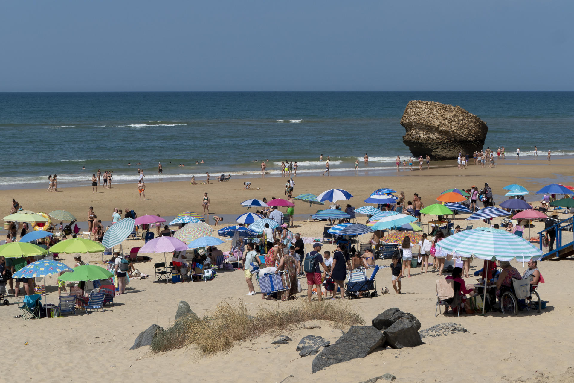 Decenas de personas disfrutan de la mañana del domingo en la playa de Matalascañas de Huelva. A partir de hoy, las temperaturas comenzarán a subir de forma progresiva en amplias zonas del país: ciudades como Córdoba, Madrid, Sevilla, Ciudad Real, Granada o Murcia superarán los 35 grados, y el calor no dará tregua, la próxima semana se intensificará aún más, con máximas que podrían alcanzar los 40 grados en puntos del sur y del valle del Ebro. EFE/ David Arjona

