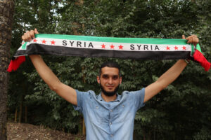 El presidente de la Asociación Siria en España, el informático zamorano Majad El Din Hamdan, posa este jueves, en Zamora (Castilla y León). La Asociación Siria en España encontró en la red social TikTok un aliado para aglutinar a la comunidad de refugiados de ese país, canalizar la problemática que tienen algunos de ellos y ayudar a cincuenta familias que llegaron deportadas desde otros territorios europeos, y que están en España en un limbo jurídico. Las inquietudes de los refugiados sirios, que ha vivido más de medio siglo de régimen dictatorial y trece años de guerra civil, las canaliza Majad Hamdan, presidente de la Asociación Siria en España, a través de su cuenta de TikTok, '@magd.hamdan'. EFE/ Mariam A. Montesinos