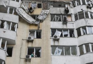 Estado de la fachada de un edificio en Kiev tras el ataque ruso en el que murieron cuatro personas. EFE/EPA/SERGEY DOLZHENKO