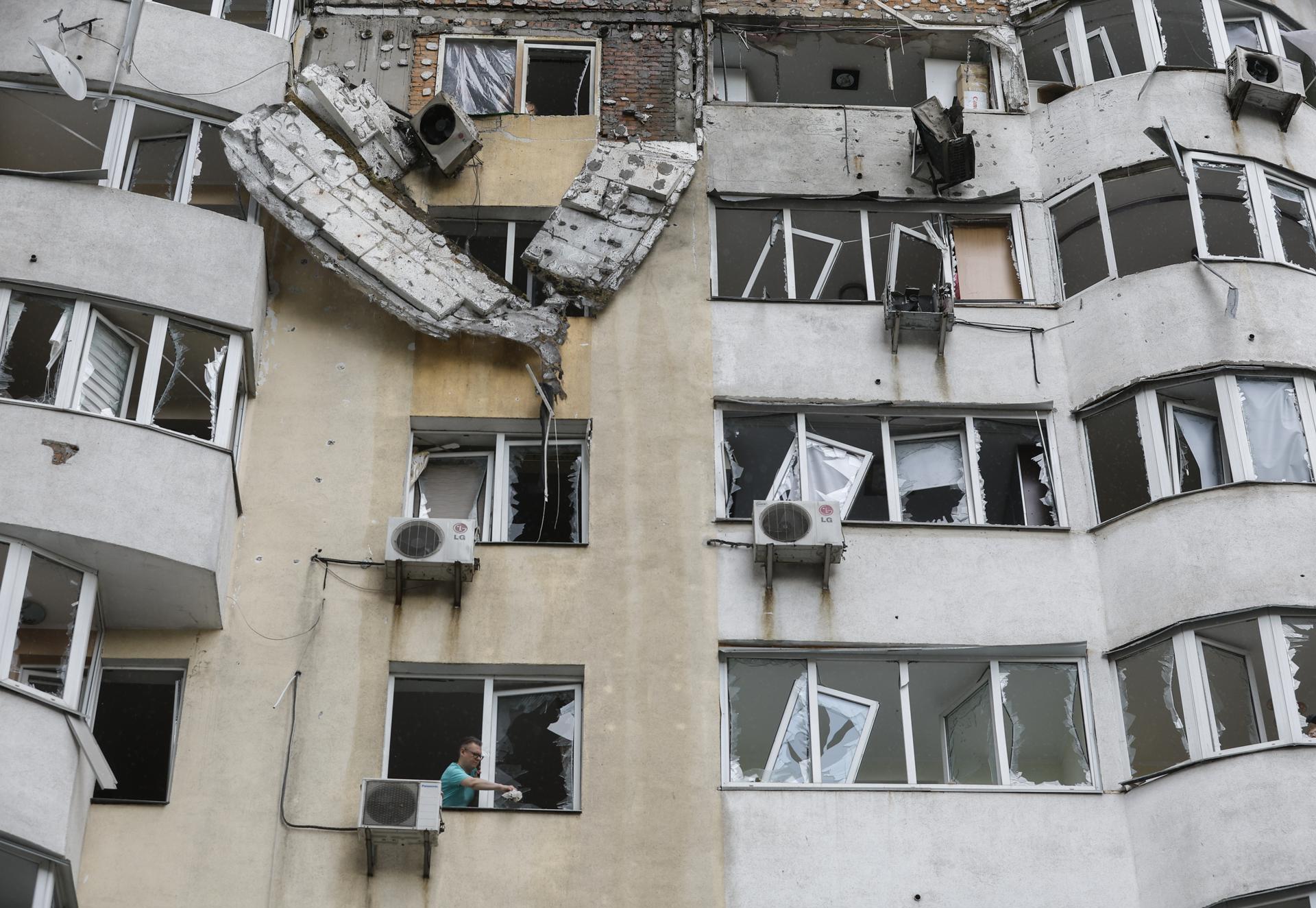 Estado de la fachada de un edificio en Kiev tras el ataque ruso en el que murieron cuatro personas. EFE/EPA/SERGEY DOLZHENKO