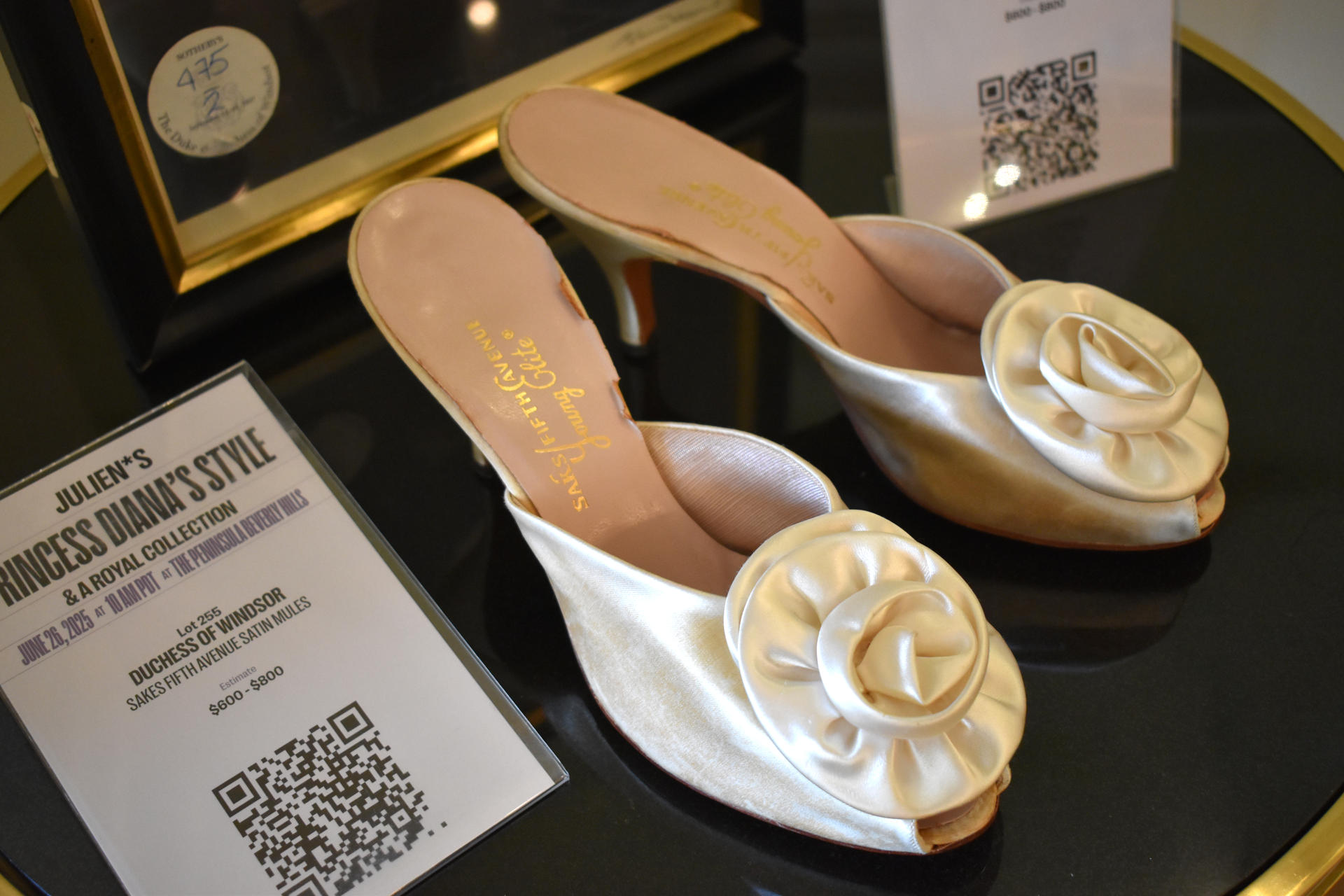 Fotografía de unos zapatos Sakes Fifth Avenue que pertenecieron a la princesa Diana este martes, exhibidos durante la subasta 'Princess Diana's Style & A Royal Collection' en Los Ángeles, California (Estados Unidos). EFE/ Mónica Rubalcava