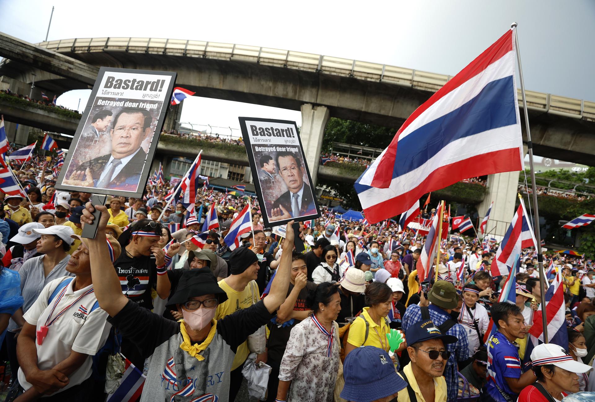 BANGKOK (Thailand), 28/06/2025.- A demonstrator holds placards depicting of former Cambodian premier Hun Sen (R) and former Thai Prime Minister Thaksin Shinawatra (L) during an anti-government rally calling for the resignation of the Thai prime minister, at Victory Monument in Bangkok, Thailand, 28 June 2025. Anti-Shinawatra protesters held a rally following the leak of an audio recording of prime minister Paetongtarn Shinawatra’s phone call with former Cambodian premier Hun Sen regarding a border dispute between the two countries. (Protestas, Tailandia) EFE/EPA/NARONG SANGNAK