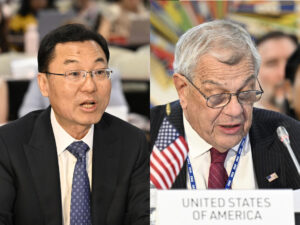 Combo de fotografías cedidas por la Organización de los Estados Americanos (OEA) del observador permanente de China, Xie Feng (i), y de Michael Kozak, del Departamento de Estado estadounidense durante su participación este miércoles, en la Asamblea General en Saint John’s (Antigua y Barbuda). EFE/ Juan Manuel Herrera/ OEA