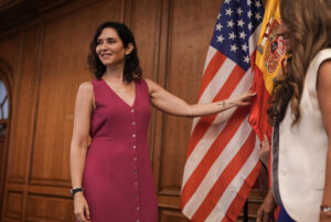 La presidenta de la Comunidad de Madrid, Isabel Díaz Ayuso, participó este domingo en un encuentro con estudiantes hispanos y representantes de la colonia española en Miami, en el que promocionó la universidad pública madrileña y buscó oportunidades de inversión y colaboración, en el marco de su viaje oficial a Estados Unidos. EFE/Comunidad de Madrid