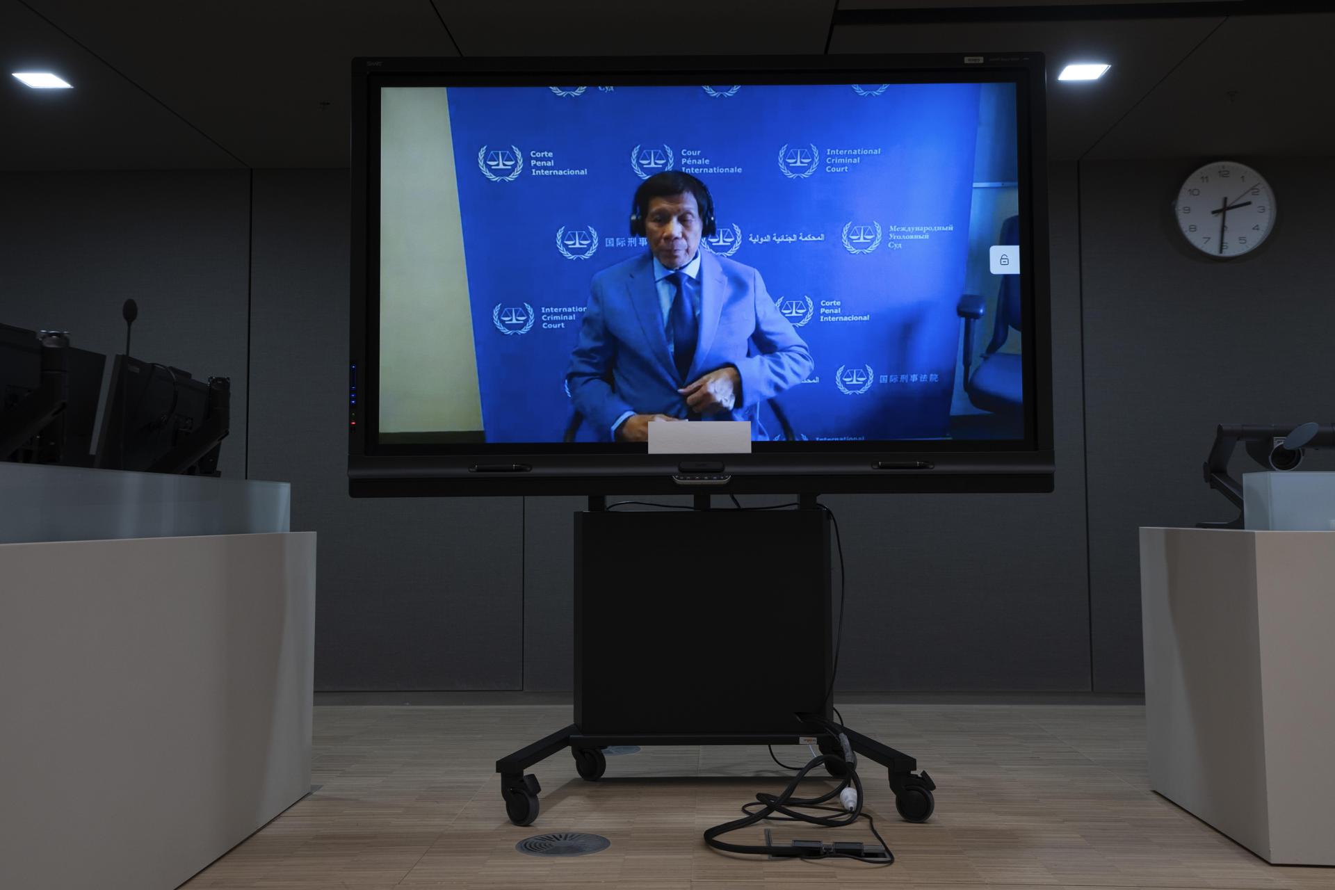 The Hague (Netherlands), 14/03/2025.- Former Philippine President Rodrigo Duterte is seen on a screen in the courtroom of the International Criminal Court (ICC) in The Hague, Netherlands, 14 March 2025. Duterte, who is being held in Scheveningen prison, appears before a pre-trial chamber of the ICC, following his arrest on 11 March in Manila. The ICC is investigating Duterte's war on drugs campaign that resulted in thousands of cases of alleged extra-judicial killings during his term. (Países Bajos; Holanda, La Haya) EFE/EPA/PETER DEJONG / POOL