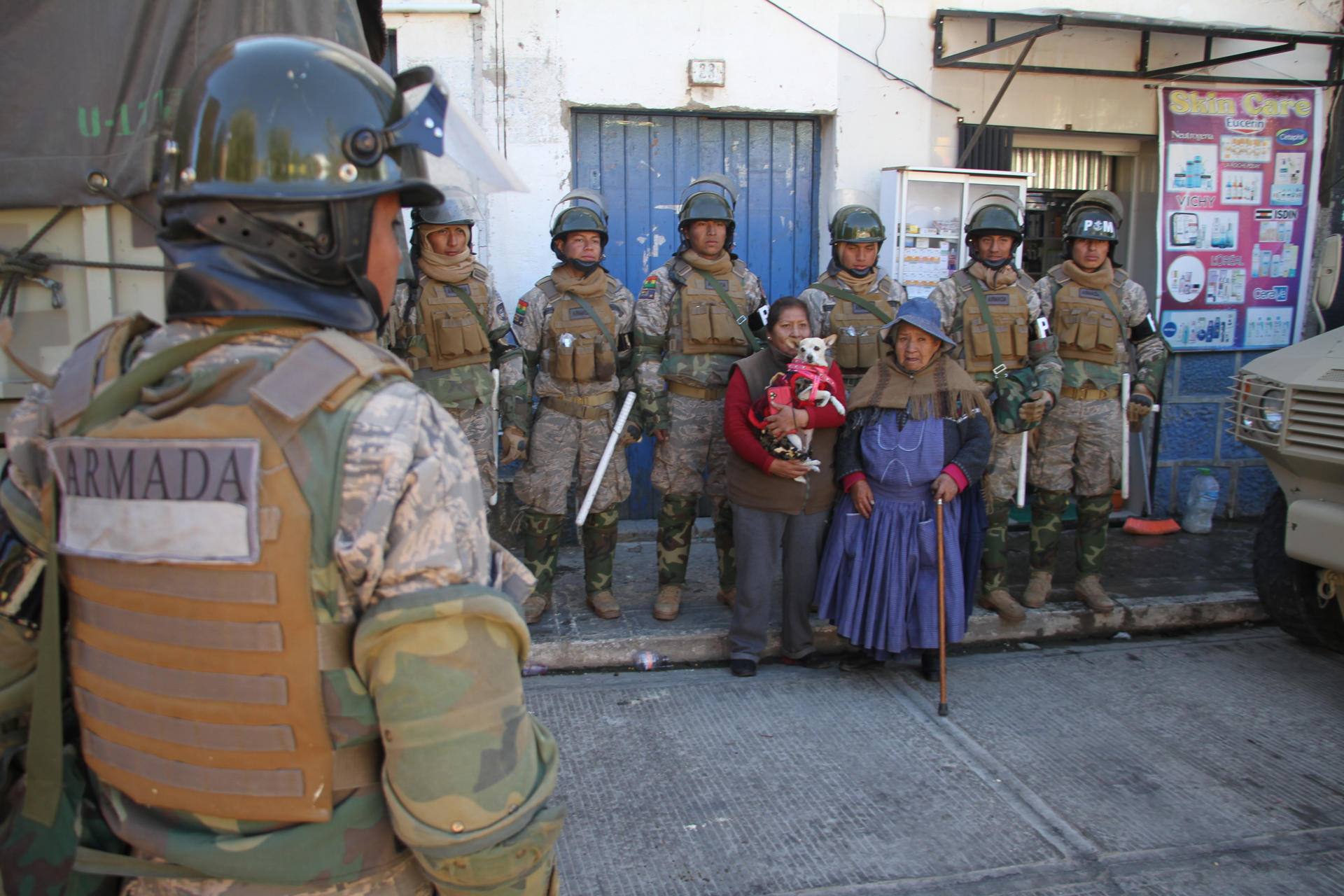 Las fuerzas policiales y militares bolivianas retomaron el control de la localidad de Llallagua, una de las más afectadas por el asedio de los seguidores del expresidente Evo Morales. EFE/Juan Carlos Torrejón