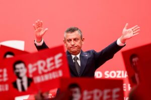 El político del Partido Republicano del Pueblo Turco (CHP) Özgür Özel este sábado en Berlín, en el congreso de los socialdemócratas alemanes.EFE/EPA/FILIP SINGER