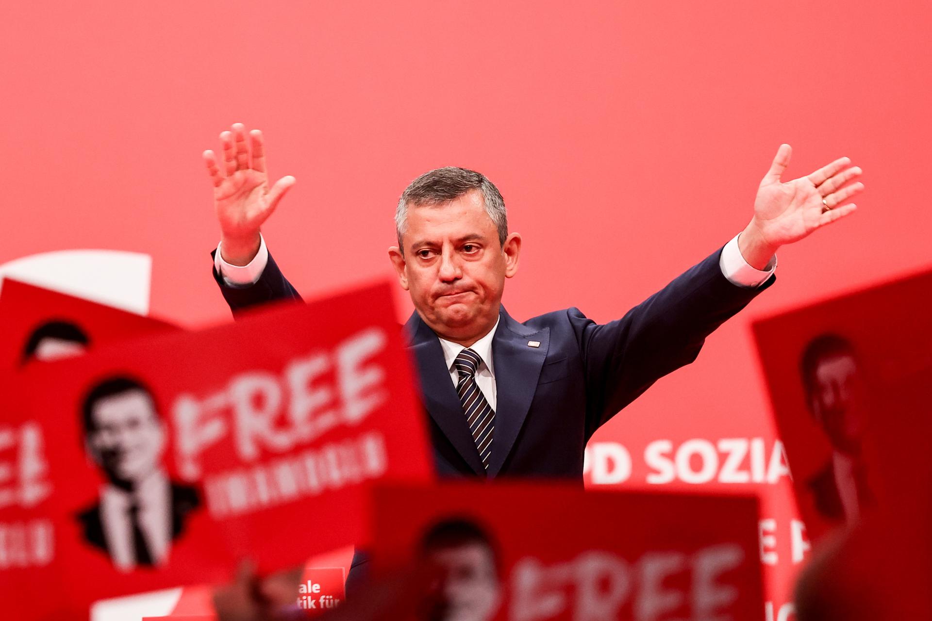 El político del Partido Republicano del Pueblo Turco (CHP) Özgür Özel este sábado en Berlín, en el congreso de los socialdemócratas alemanes.EFE/EPA/FILIP SINGER