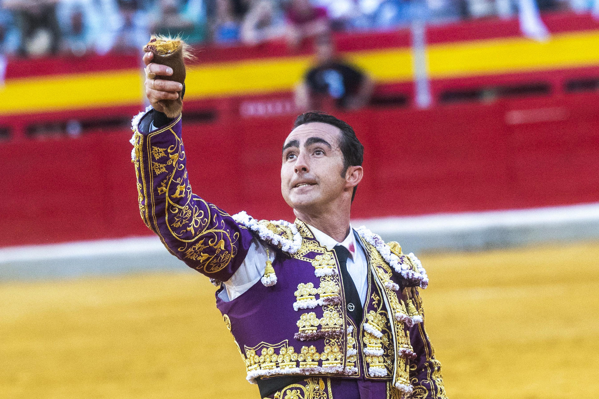 El diestro David Fandila El Fandi durante el festejo taurino de las Fiestas del Corpus Christi celebrado este jueves en Granada (Andalucía). EFE/ Miguel Ángel Molina