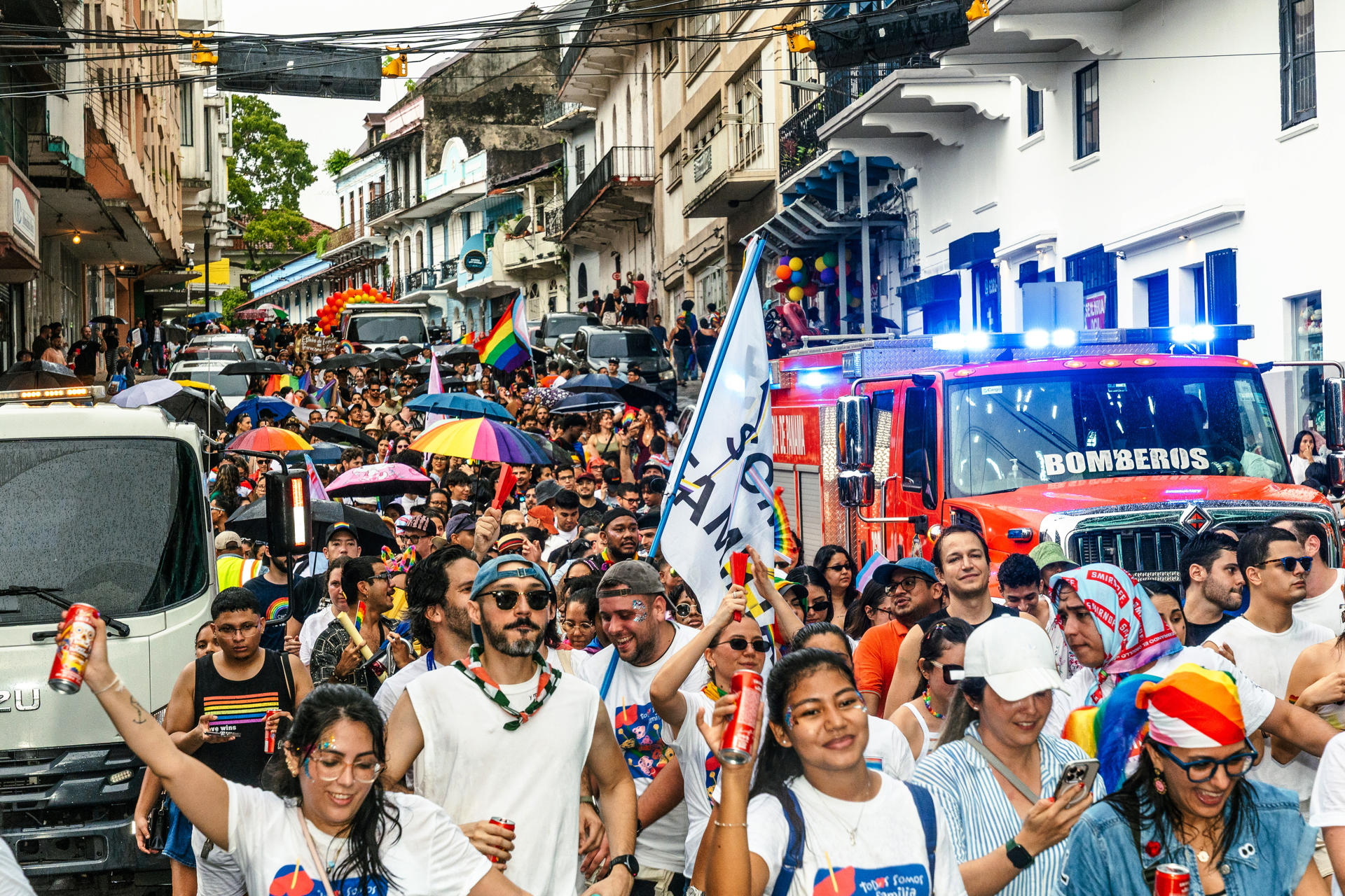 Personas participan en la marcha por el Día Internacional del Orgullo LGTBI este sábado, en Ciudad de Panamá (Panamá). EFE/ Walter Hurtado
