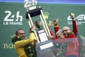 AF Corse (Empezando núm. 83) miembros de equipo celebran en el podio que gana la 93.ª edición de las 24 Horas de Le Mans carrera en Le Mans con un Ferrari 499P, Francia, 15 junio 2025.  (Francia) EFE/EPA/YOAN VALAT