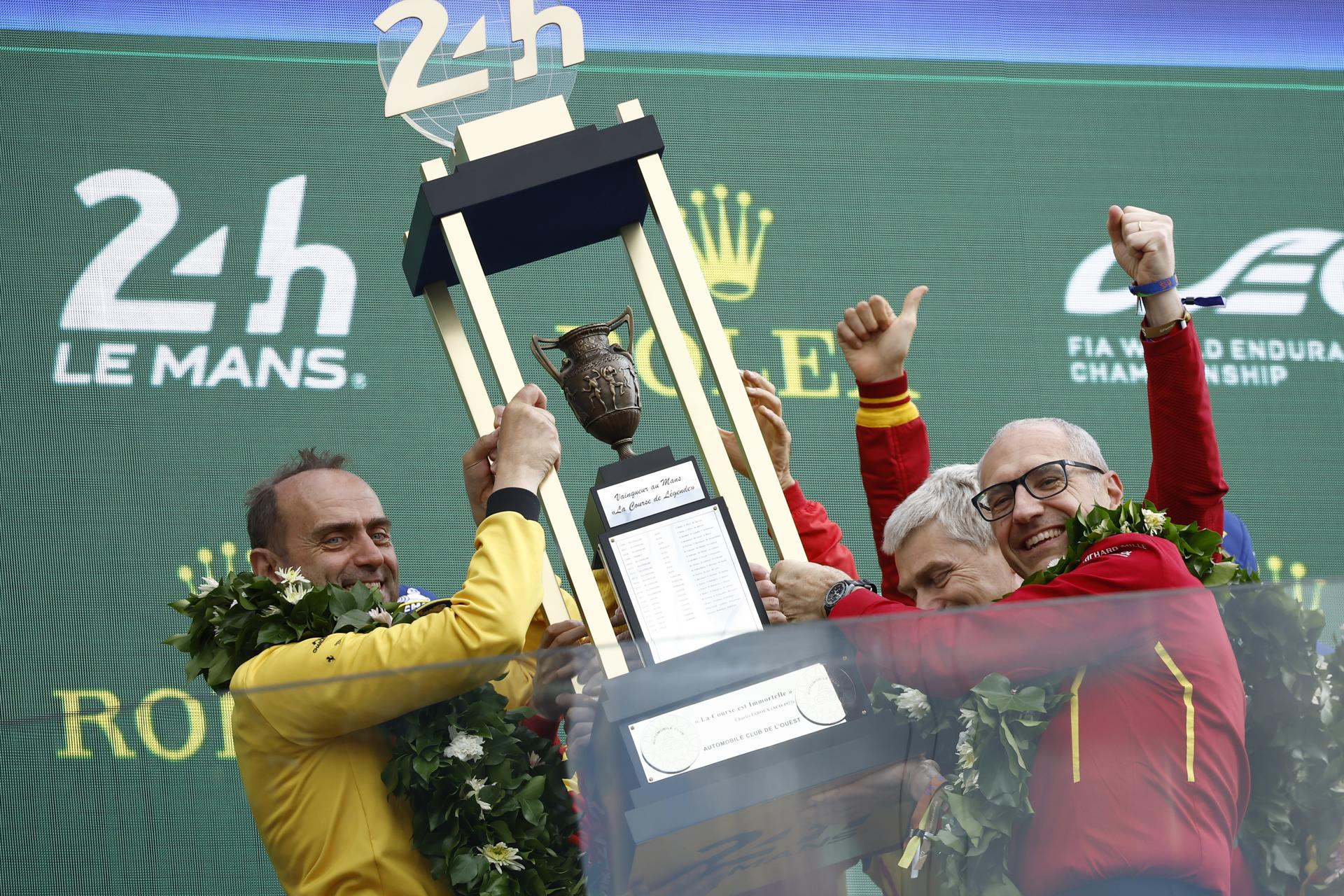 AF Corse (Empezando núm. 83) miembros de equipo celebran en el podio que gana la 93.ª edición de las 24 Horas de Le Mans carrera en Le Mans con un Ferrari 499P, Francia, 15 junio 2025.  (Francia) EFE/EPA/YOAN VALAT